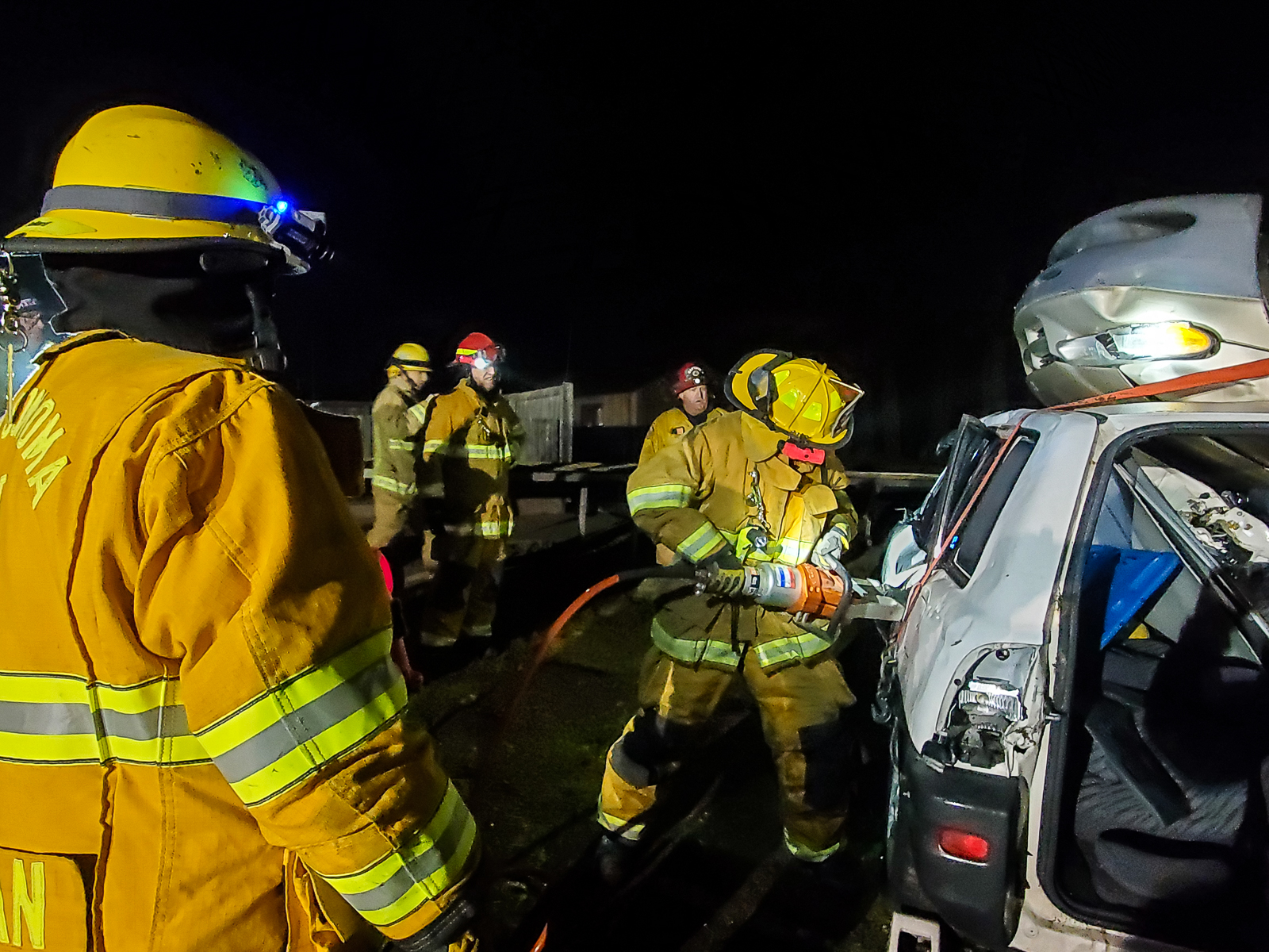 Using hydraulic cutting tool